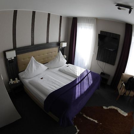Hotel Famosa ดุสเซลดอร์ฟ ภายนอก รูปภาพ