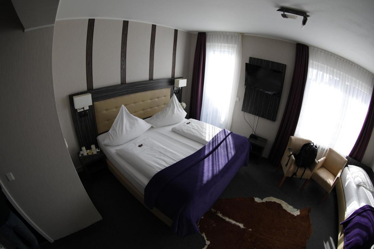 Hotel Famosa ดุสเซลดอร์ฟ ภายนอก รูปภาพ