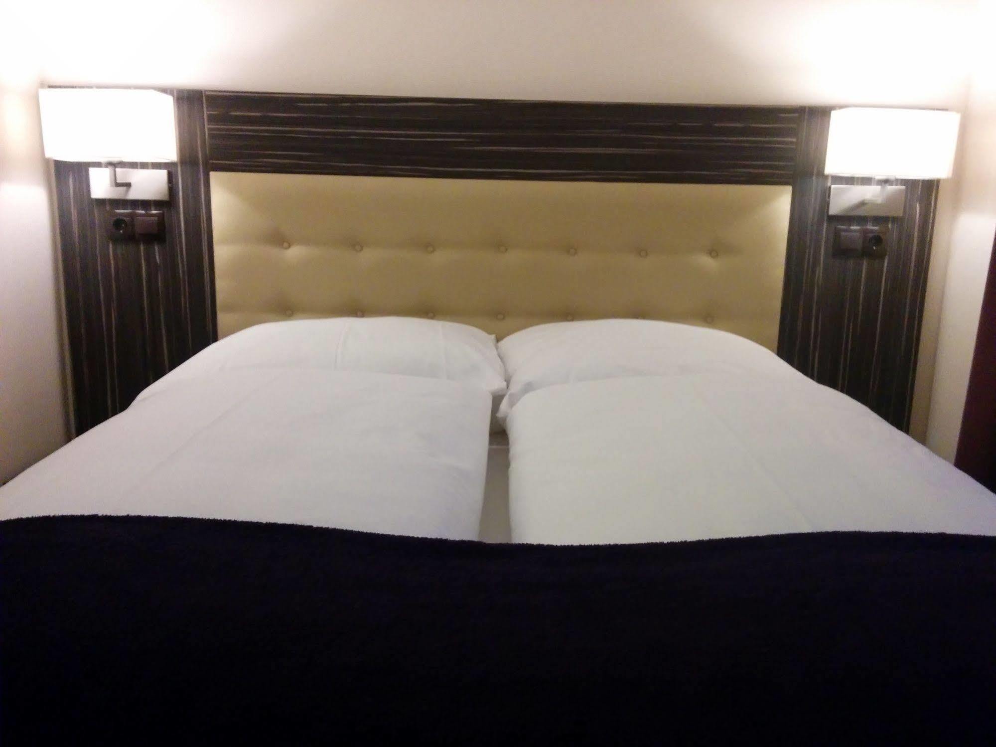 Hotel Famosa ดุสเซลดอร์ฟ ภายนอก รูปภาพ