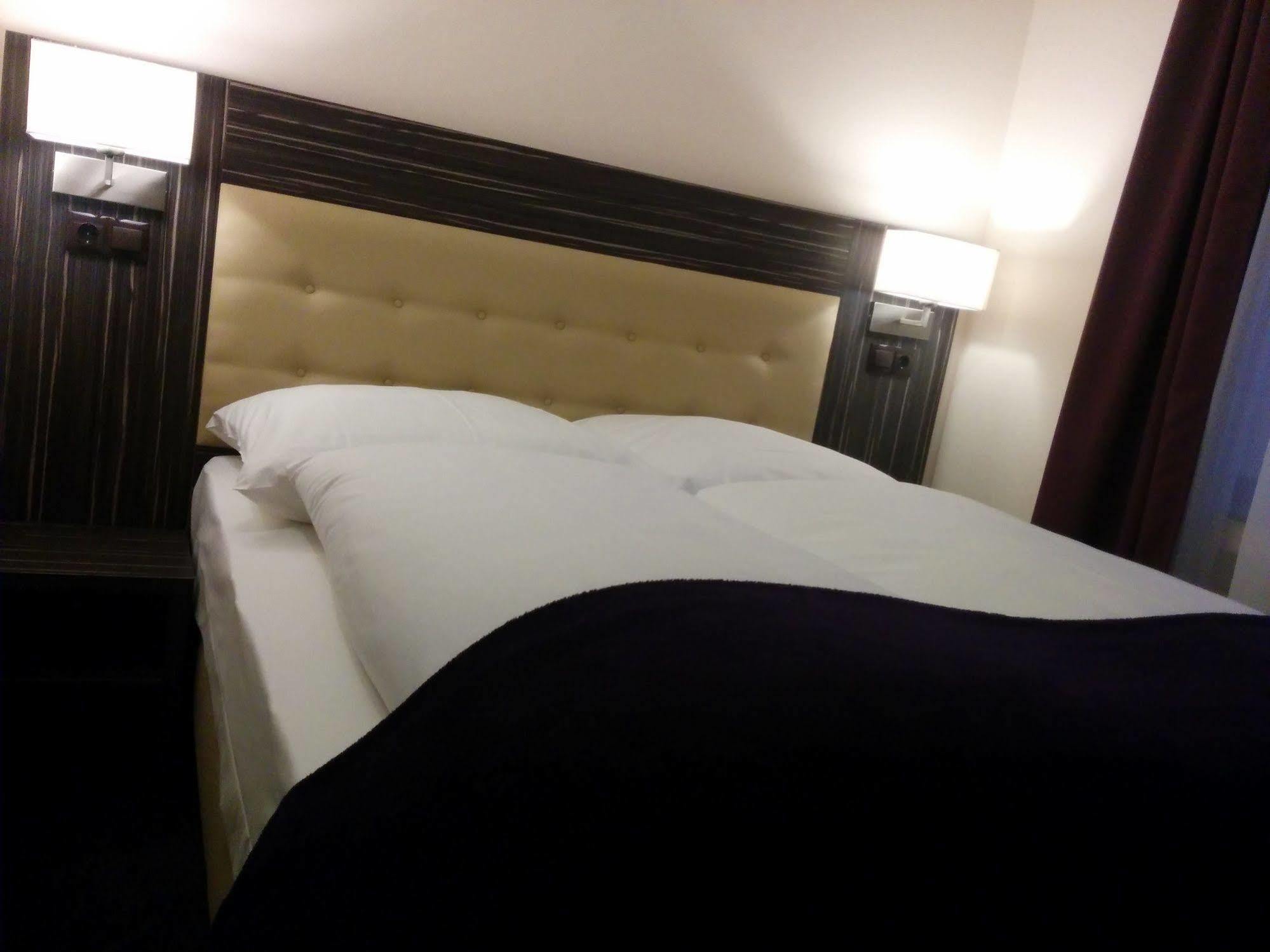 Hotel Famosa ดุสเซลดอร์ฟ ภายนอก รูปภาพ