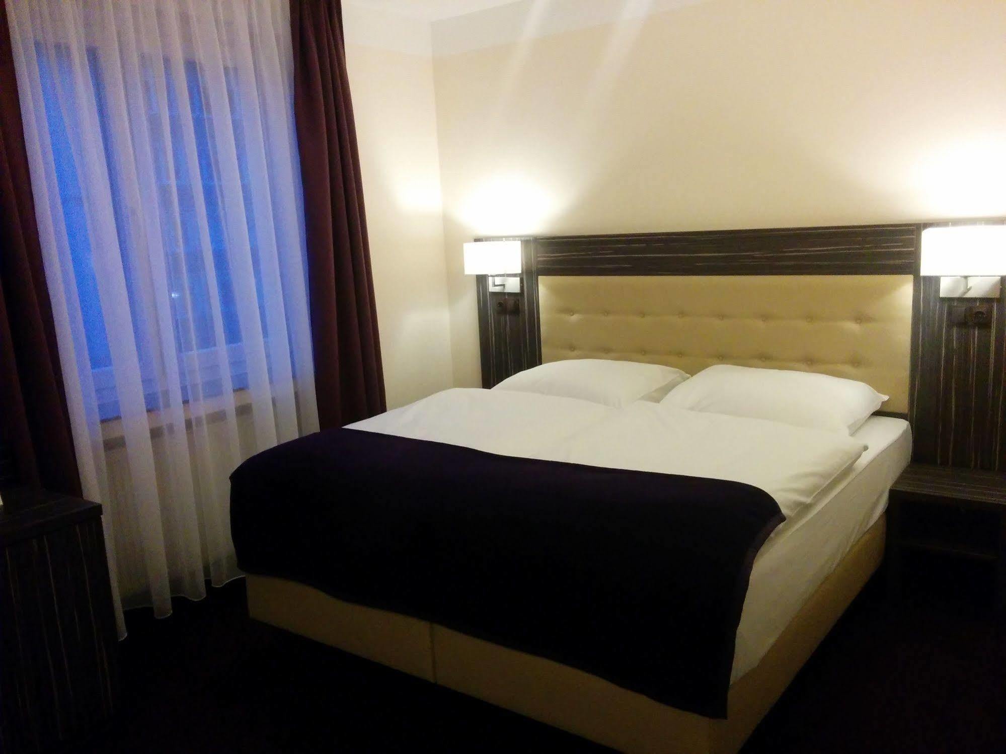 Hotel Famosa ดุสเซลดอร์ฟ ภายนอก รูปภาพ
