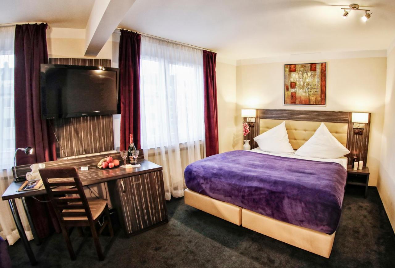Hotel Famosa ดุสเซลดอร์ฟ ภายนอก รูปภาพ