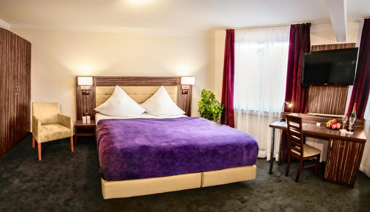 Hotel Famosa ดุสเซลดอร์ฟ ภายนอก รูปภาพ