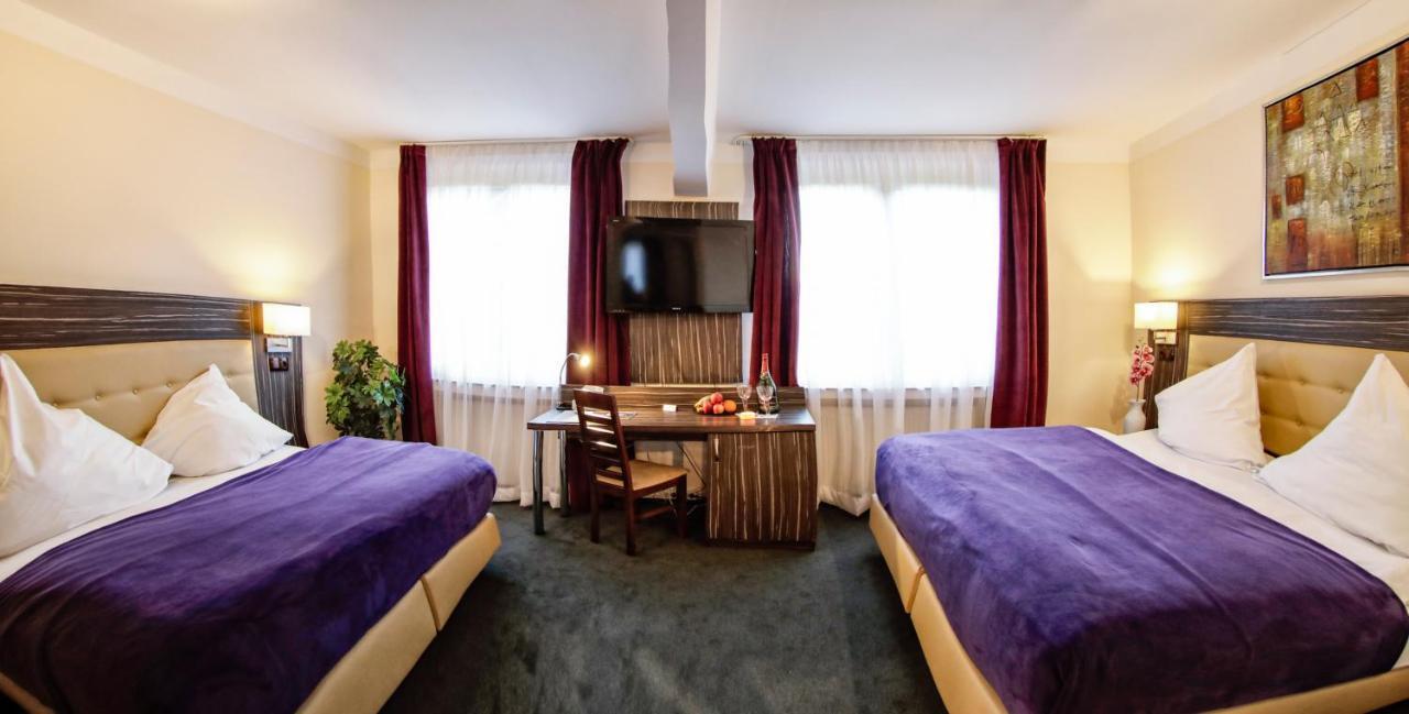 Hotel Famosa ดุสเซลดอร์ฟ ภายนอก รูปภาพ