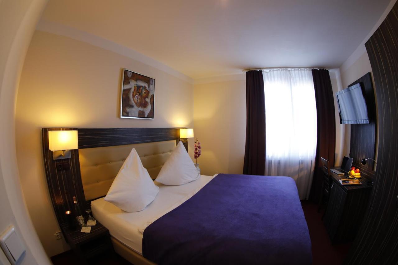 Hotel Famosa ดุสเซลดอร์ฟ ภายนอก รูปภาพ